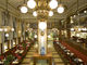 Palace Café - az aranyozott stukkó díszítés az 1911-es Palace Éttermet idézi, a falburkolat és a lámpák, falikarok eredetiek
