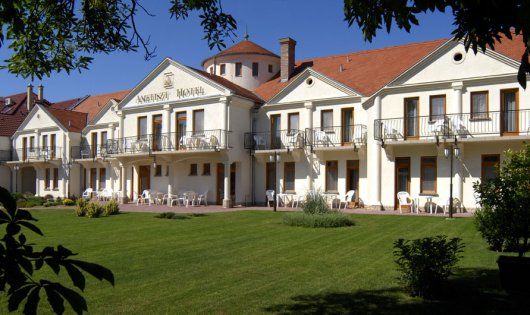 Hotel Ametiszt, Hark&aacute;ny
