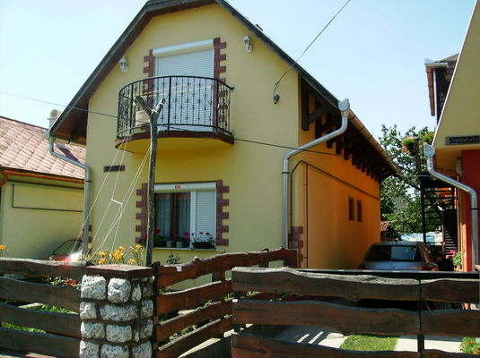 Csilike Apartments, Mezők&ouml;vesd