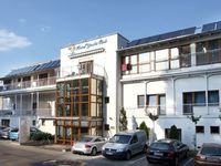 Click here for more images about Hotel Yacht Club.