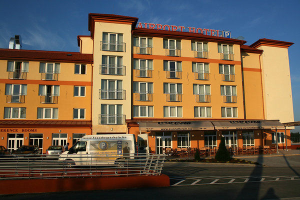 Airport Hotel, Vecs&eacute;s
