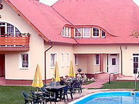 Click here for more images about K&uuml;nszler Apartment House.