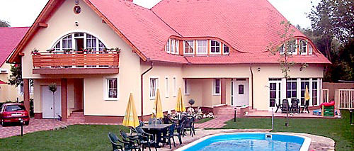 K&uuml;nszler Apartment House, Zam&aacute;rdi