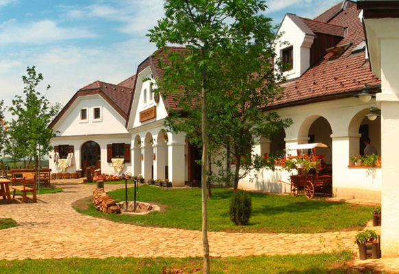 Gastland M1 Hotel, P&aacute;ty